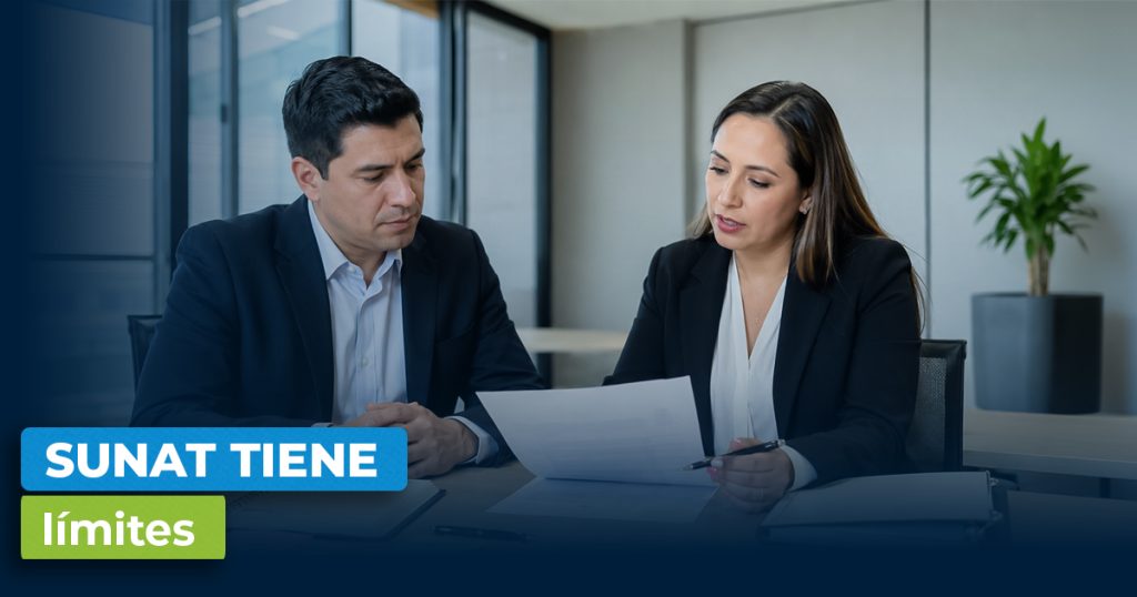 Empresario peruano revisando una notificación de multa de SUNAT con apoyo de una asesora tributaria en una oficina