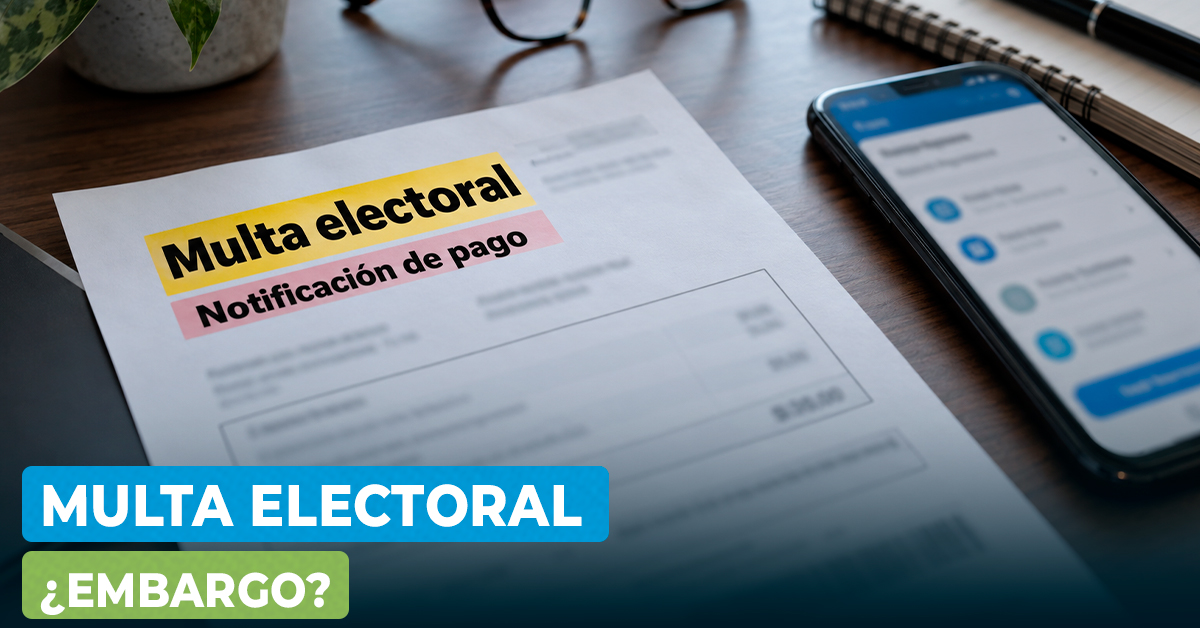 Multa electoral impaga en Perú: notificación de pago junto a un celular que representa el posible embargo de cuentas bancarias por el JNE.